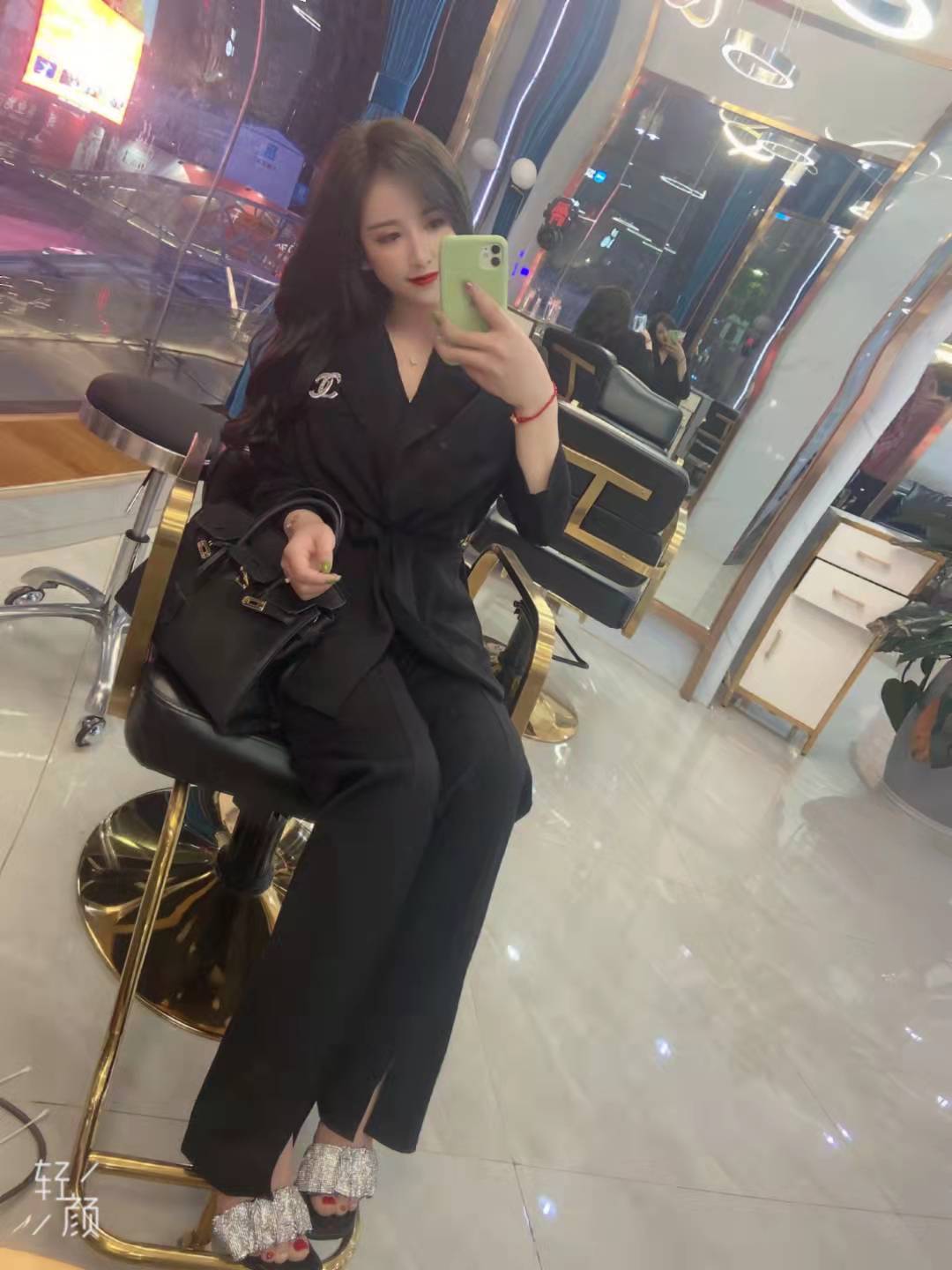 黑丝小美腿很诱人